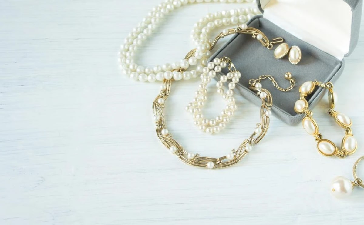 Artículo: Cómo Cuidar y Limpiar tu Anillo de Compromiso para que Brille Siempre como el Primer Día