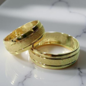 Argollas de matrimonio oro 18k con textura central y bordes brillantes - Imagen 1
